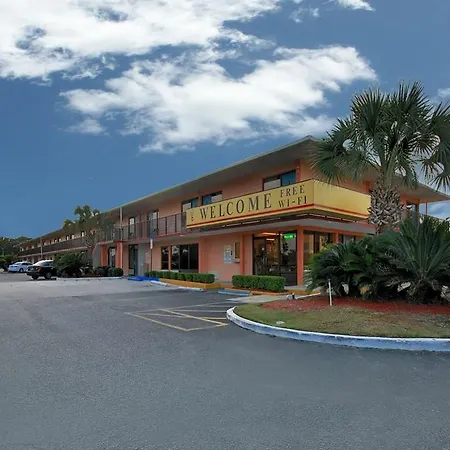 Super 6 Inn & Suites Pensacola